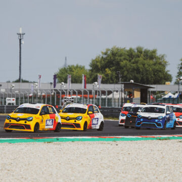 Cruze Cup is decided, while there is still a three-way battle in Twingo Cup