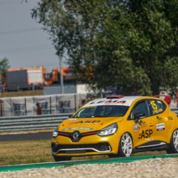 Zoran Poglajen stays loyal to Renault Clio