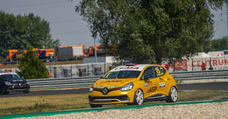 Zoran Poglajen stays loyal to Renault Clio