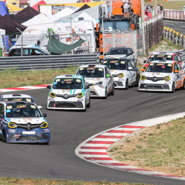 Nik Stefancic´s Exemplary Performance and Victory in First Sprint in Twingo Cup