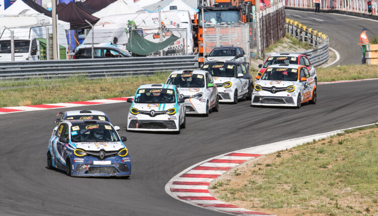 Nik Stefancic´s Exemplary Performance and Victory in First Sprint in Twingo Cup