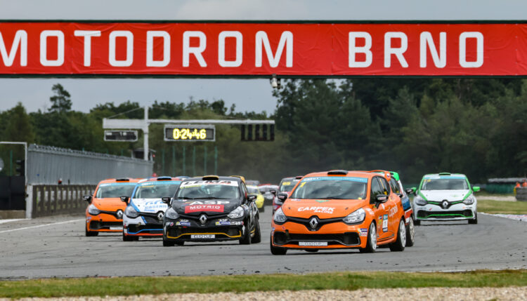 Who is going to take 2nd place in Renault Clio Cup?