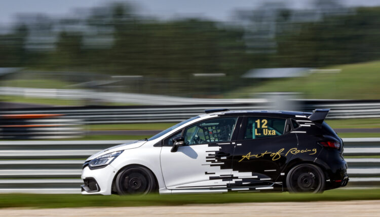 Lukáš Uxa returns to the Clio Cup. He wants to have fun