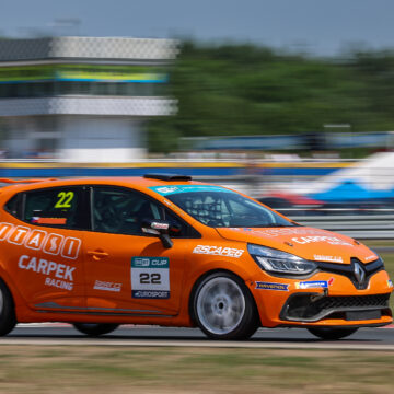 Tomáš Pekař won Clio Cup race, penalized Tobiash Poschik was second after a great chase