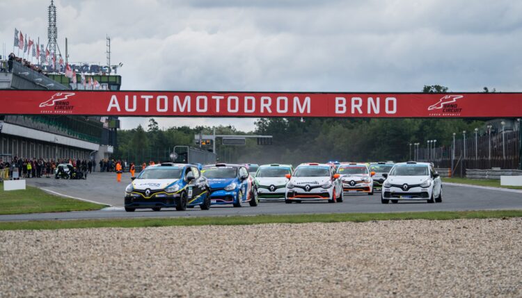 Opportunity for victory opens up in the Clio Cup at Brno