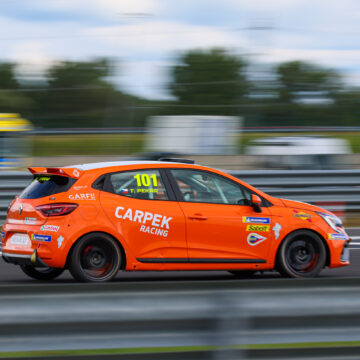 Pekař and Kadlečík win first race of Clio Cup at Slovakia Ring